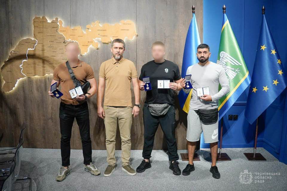 Голова Чернівецької обласної ради вручив відзнаку «Незламні» військовим